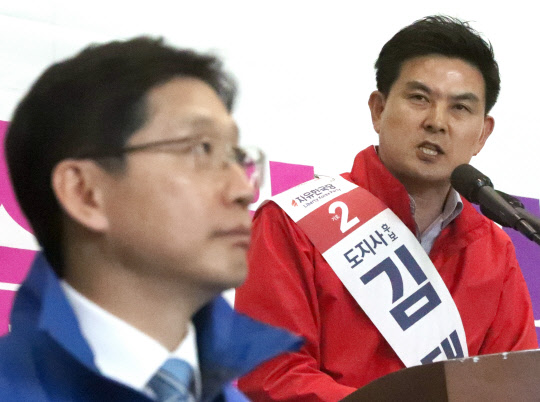 자유한국당 김태호 경남도지사 후보(오른쪽)가 25일 오후 경남 창원시 의창구 창원실내체육관에서 경남도선거관리위원회 주관으로 열린 매니페스토 실천 협약식에 공정선거를 다짐하고 있다. 김 후보 왼쪽 더불어민주당 김경수 경남도지사 후보 경청하고 있다. 사진제공=연합뉴스